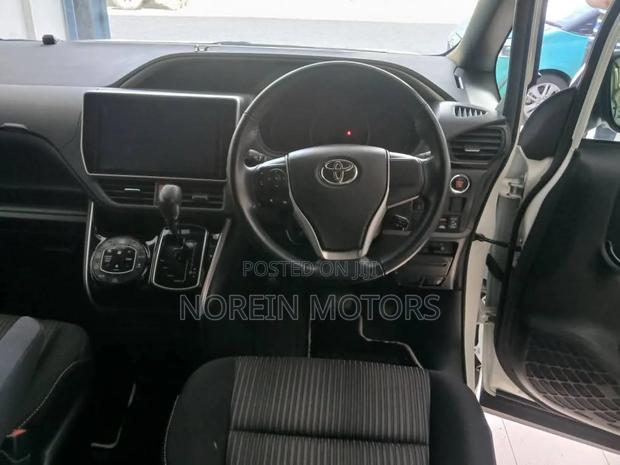Toyota Voxy 2019 Pearl