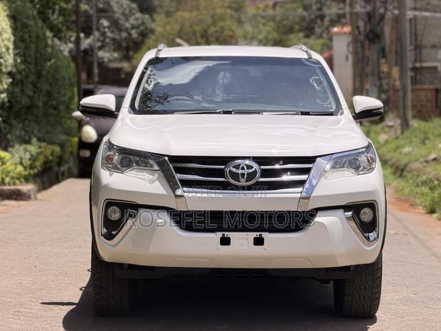 Toyota Fortuner 2.4 D AWD 2019 White