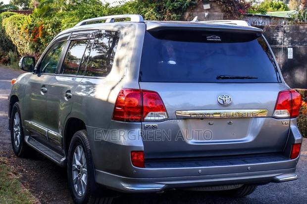 Toyota Land Cruiser 4.6 V8 ZX 2015 Silver
