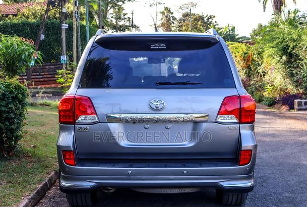 Toyota Land Cruiser 4.6 V8 ZX 2015 Silver