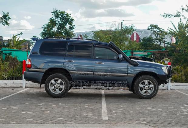 Toyota Land Cruiser 2006 Blue