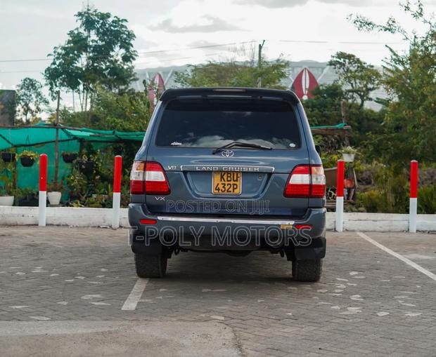 Toyota Land Cruiser 2006 Blue