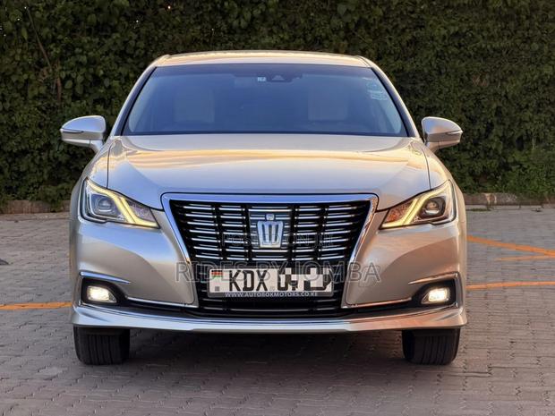 Toyota Crown 2017 Silver