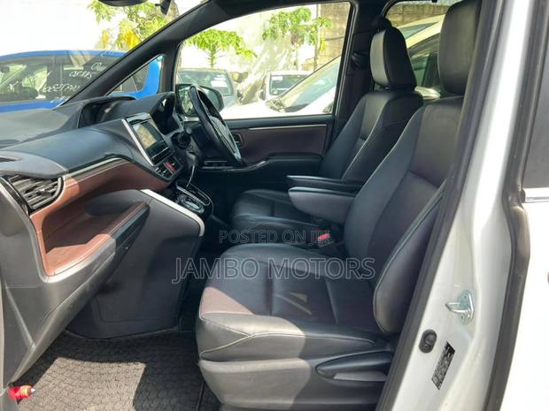 Toyota Esquire 2.0 FWD (7 seater) 2020 White