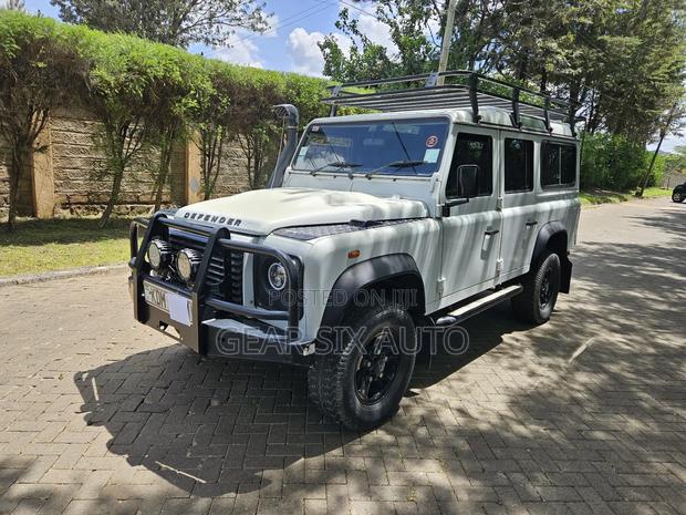 Land Rover Defender Puma 110 SW 2011 White