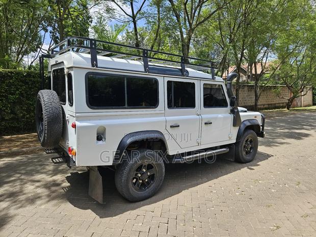 Land Rover Defender Puma 110 SW 2011 White