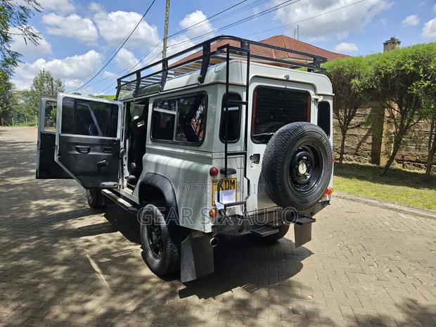 Land Rover Defender Puma 110 SW 2011 White