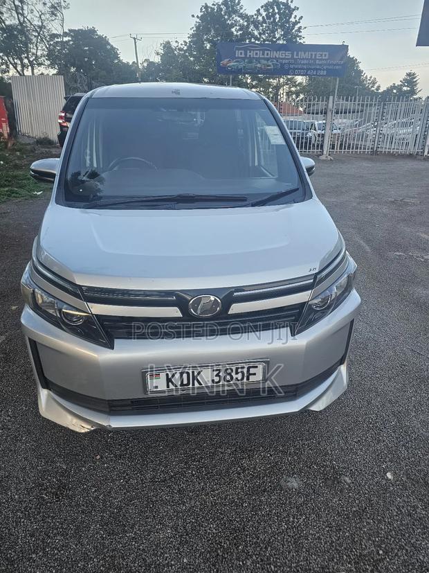 Toyota Voxy 2017 Silver