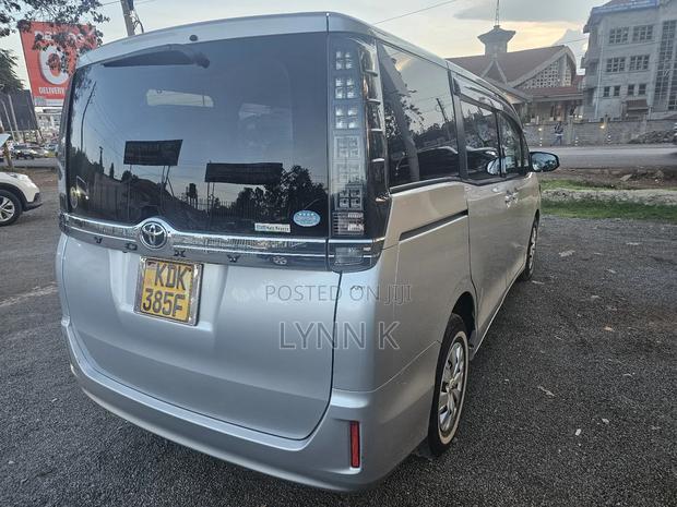 Toyota Voxy 2017 Silver