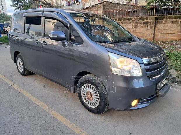 Toyota Noah 2.0 158hp FWD (8 Seater) 2008 Gray