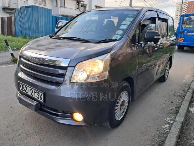Toyota Noah 2.0 158hp FWD (8 Seater) 2008 Gray