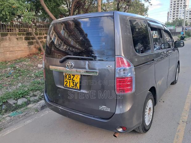 Toyota Noah 2.0 158hp FWD (8 Seater) 2008 Gray