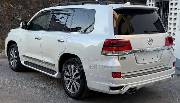 Toyota Land Cruiser 2018 White