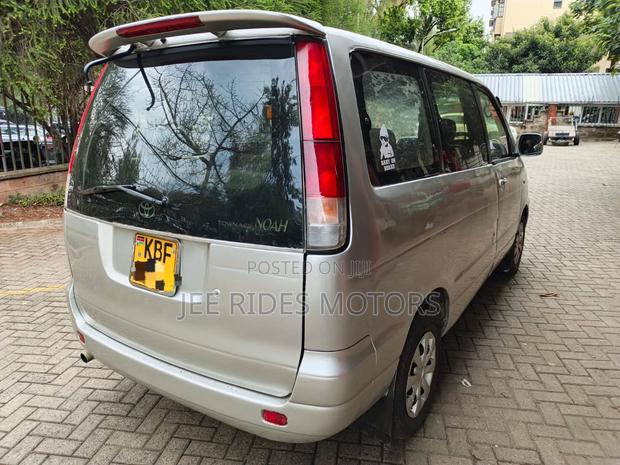 Toyota Noah 2.0 AWD (8 Seater) 2002 Silver