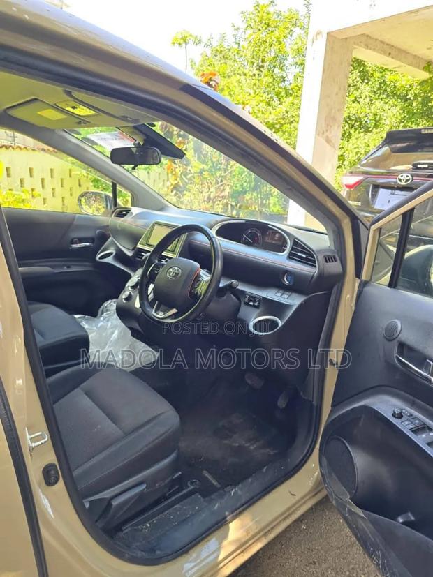 Toyota Sienta 1.5 Hybrid FWD (6-seater) 2018 Yellow