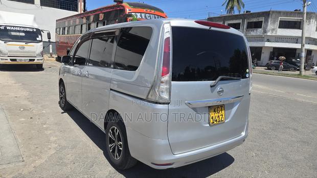 Nissan Serena 2012 Silver