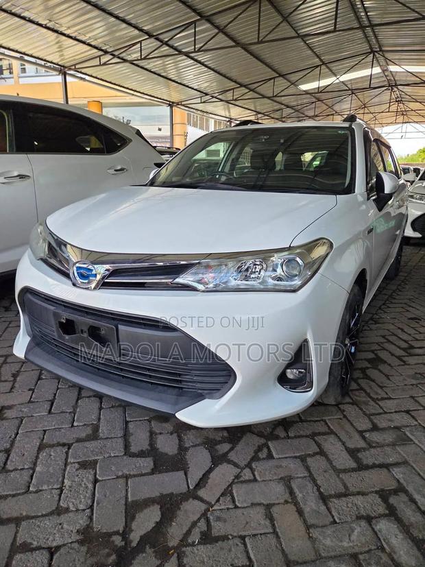 Toyota Corolla Fielder 1.5 Hybrid FWD 2019 White