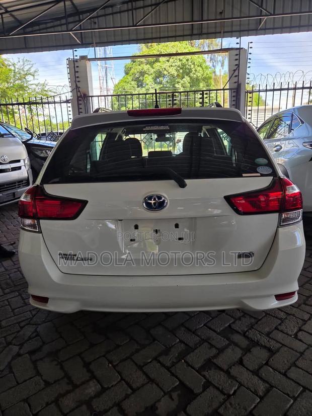 Toyota Corolla Fielder 1.5 Hybrid FWD 2019 White