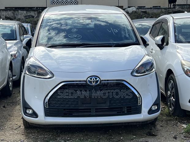 Toyota Sienta 2019 Off white