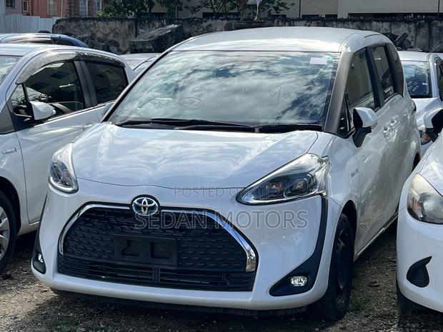 Toyota Sienta 2019 Off white