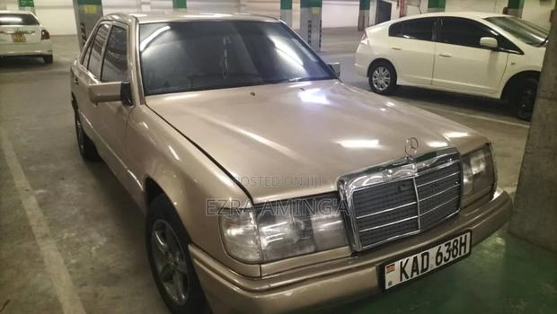 Mercedes-Benz E200 1992 Gold