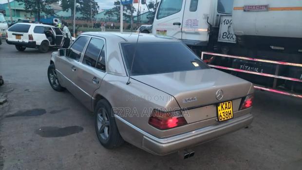 Mercedes-Benz E200 1992 Gold