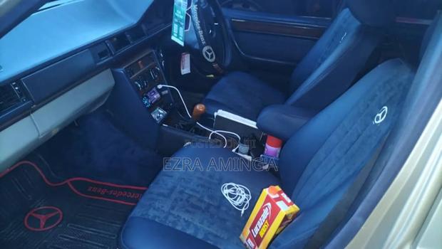 Mercedes-Benz E200 1992 Gold
