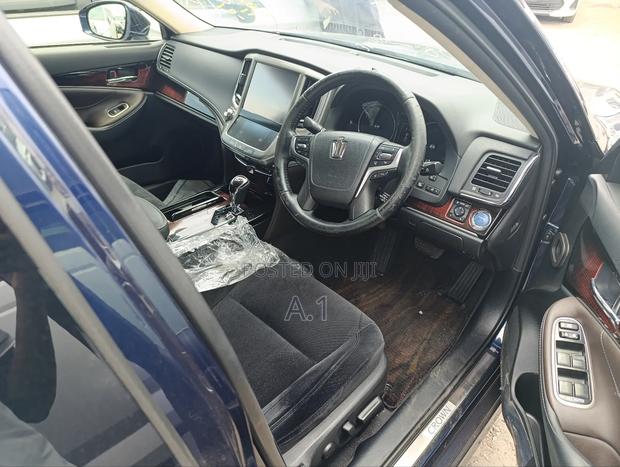Toyota Crown 2018 Blue