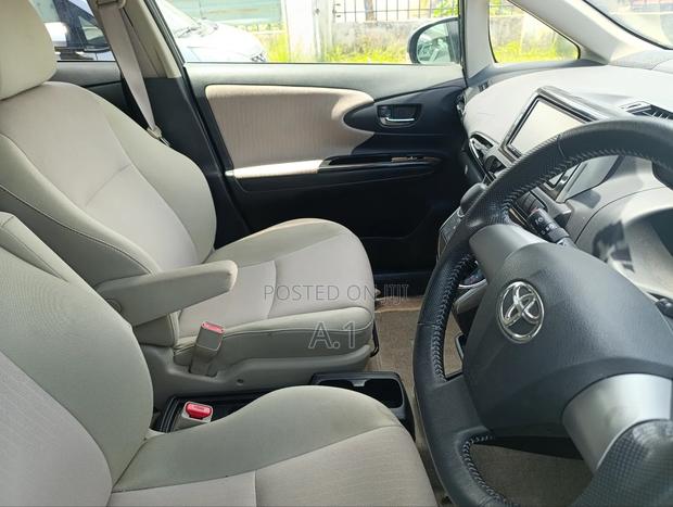 Toyota Wish 2018 Gray