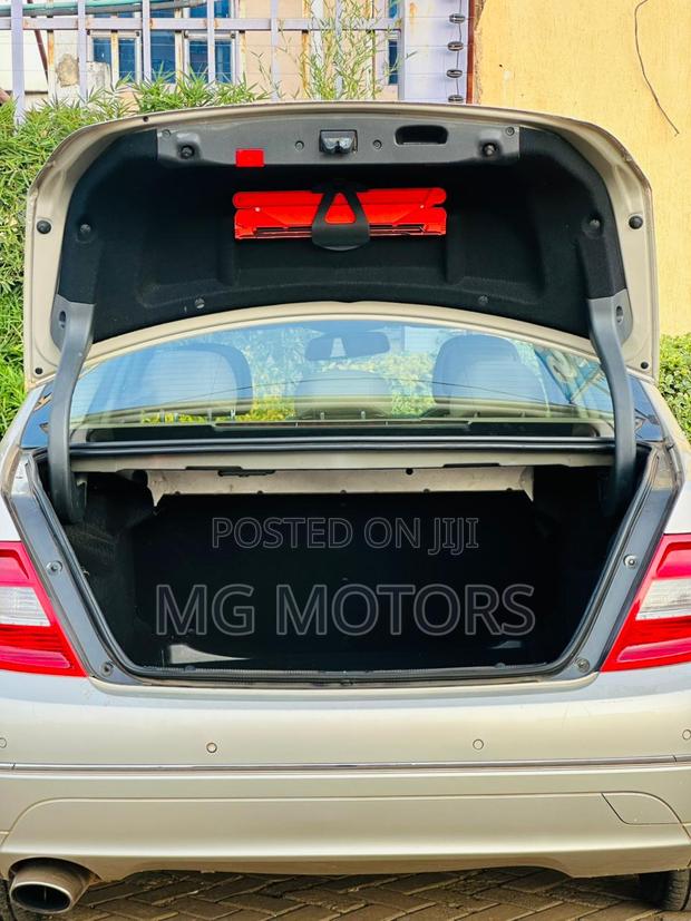 Mercedes-Benz C200 2010 Gold