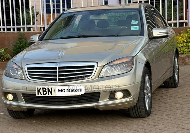 Mercedes-Benz C200 2010 Gold