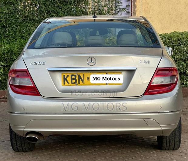 Mercedes-Benz C200 2010 Gold