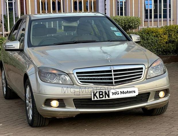Mercedes-Benz C200 2010 Gold