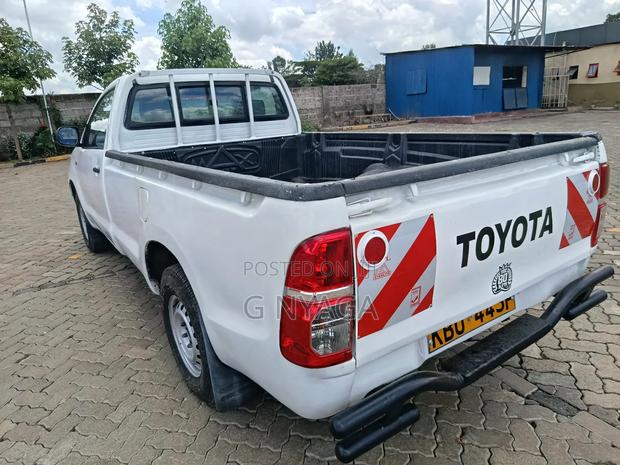 Toyota Hilux 2012 White