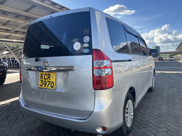 Toyota Noah 2012 Silver