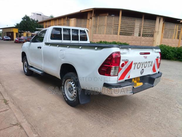Toyota Hilux 2022 White