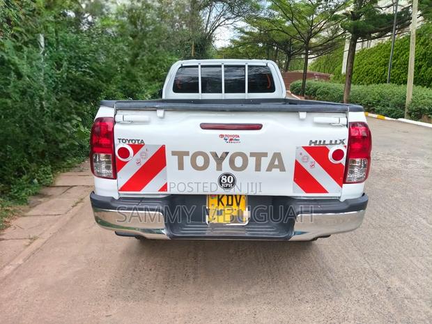 Toyota Hilux 2022 White