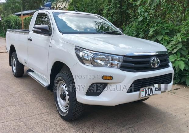 Toyota Hilux 2022 White