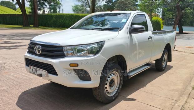 Toyota Hilux 2022 White