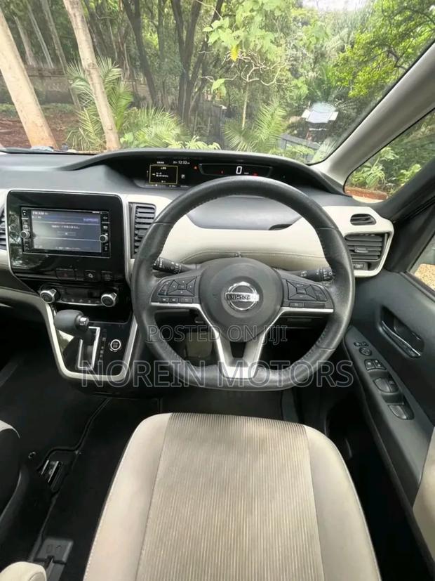Nissan Serena 2018 Blue