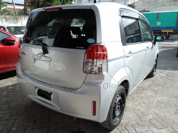 Toyota Spade 2018 Silver