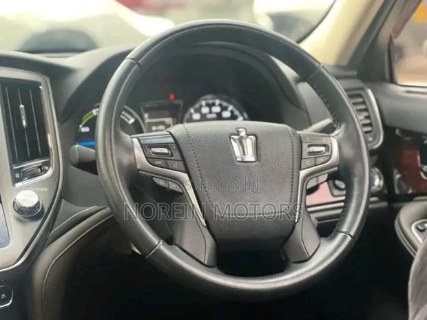Toyota Crown 2018 Silver