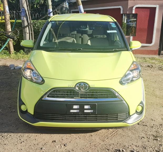 Toyota Sienta 1.5 Hybrid FWD 2019 Green
