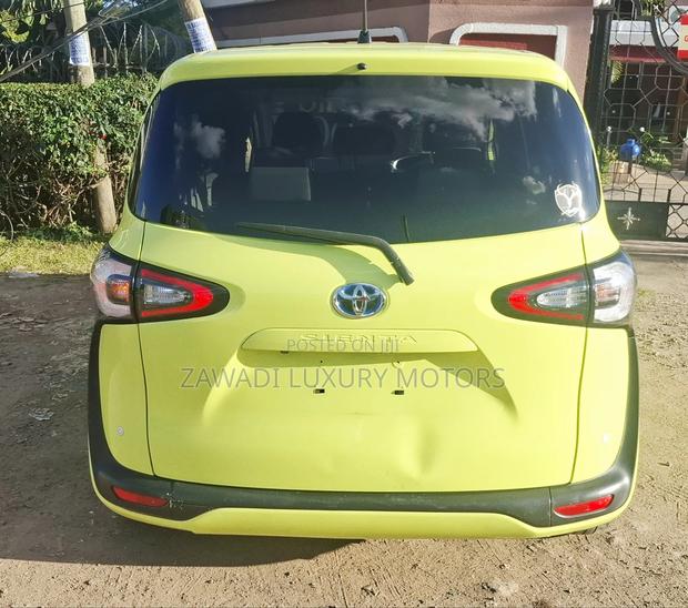 Toyota Sienta 1.5 Hybrid FWD 2019 Green