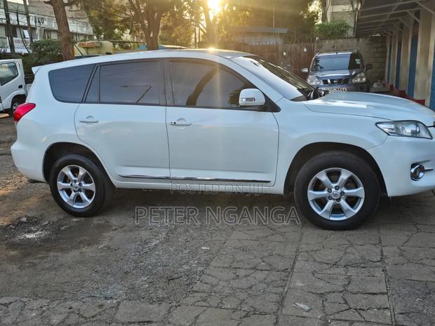 Toyota Vanguard 2013 White