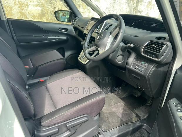 Nissan Serena 2018 White