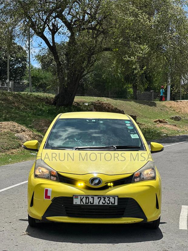 Toyota Vitz 2015 Yellow