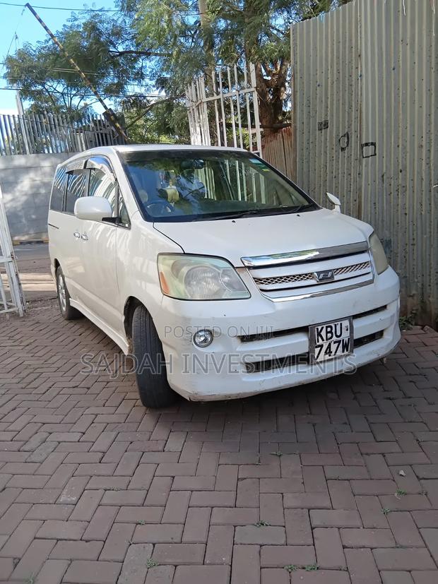 Toyota Noah 2.0 FWD (8 Seater) 2005 White