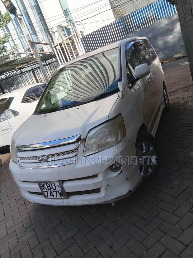 Toyota Noah 2.0 FWD (8 Seater) 2005 White
