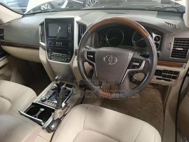 Toyota Land Cruiser 2018 White